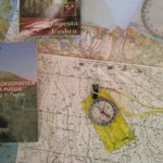 Cartine, libri sul trakking in puglia e bussole.
