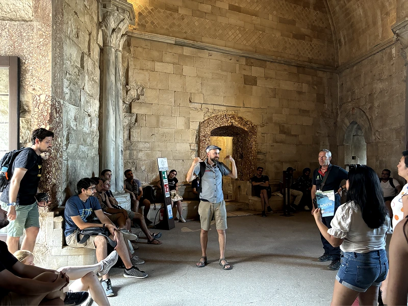 Francesco Martino che accompagna un gruppo 