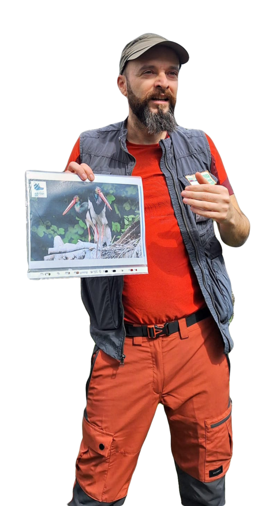 Francesco martino guida turistica ed escursionistica sta spiegando mostrando un foglio alle persone