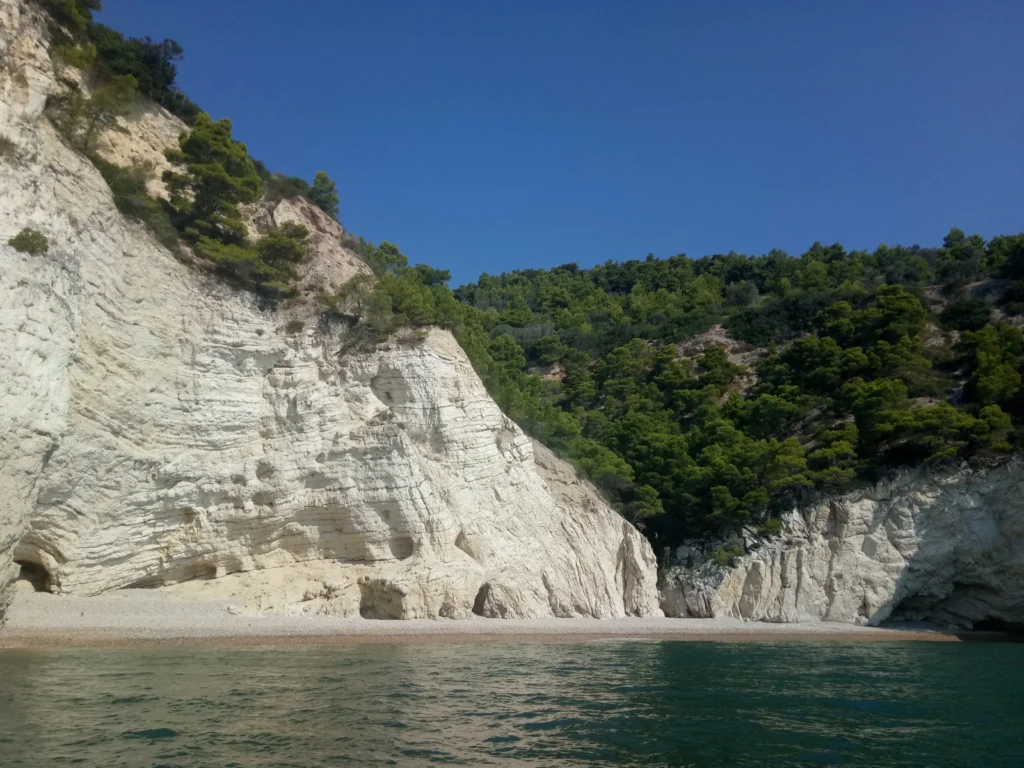 una spiaggetta incastonata tra le bianche falesie, vicino Mattinata