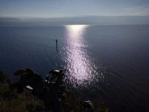 lago Varano crocifisso in acqua