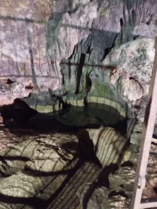 pozza d'acqua miracolosa nella grotta di San Michele